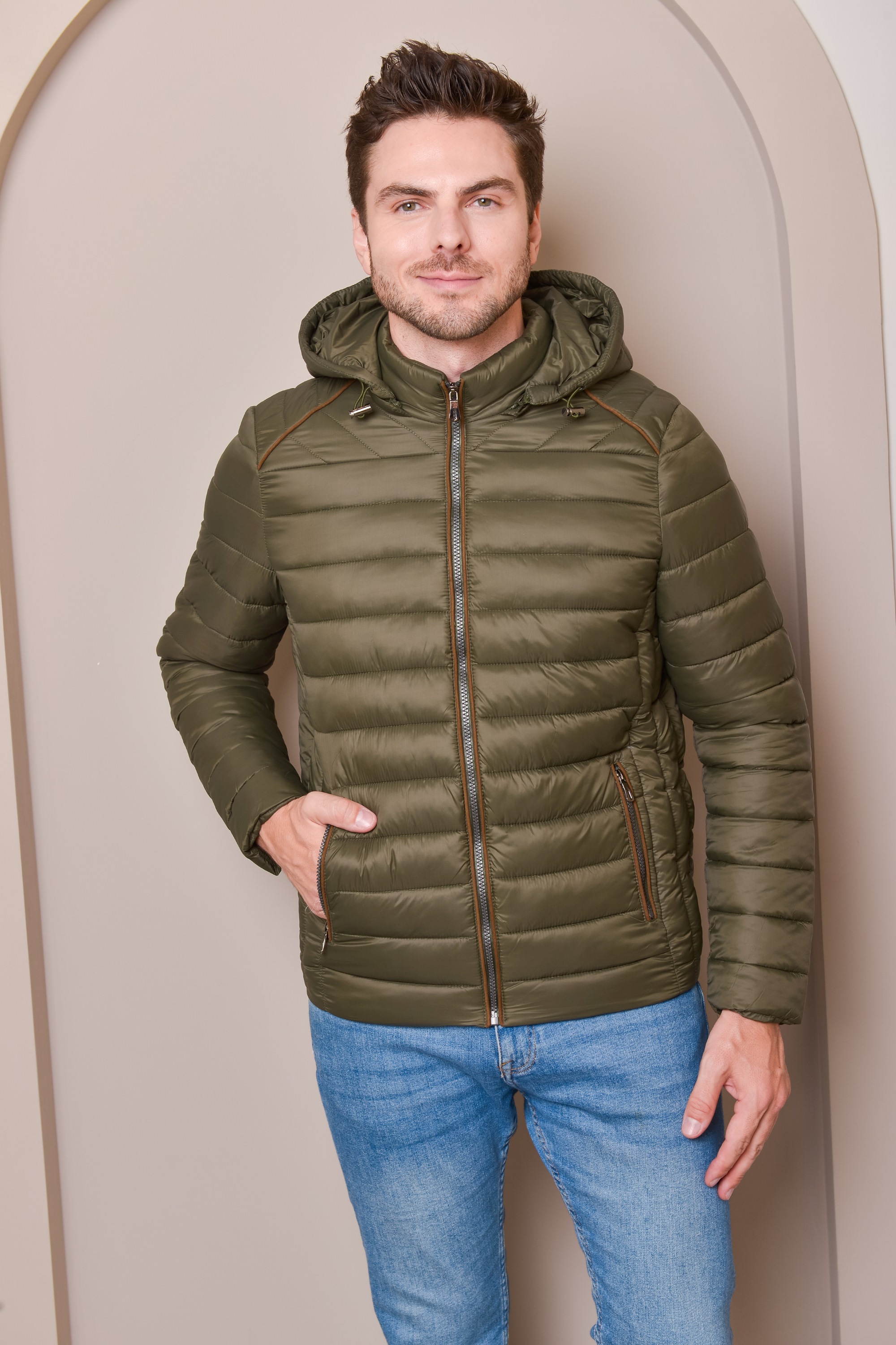 Jaqueta puffer masculina militar com bolsos e capuz